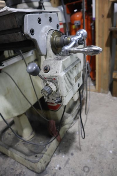 Trionics Handyman Vertical Knee Mill, Variable Speed, Accurite 2 Axis DRO, Power Table Feed- Auction Item