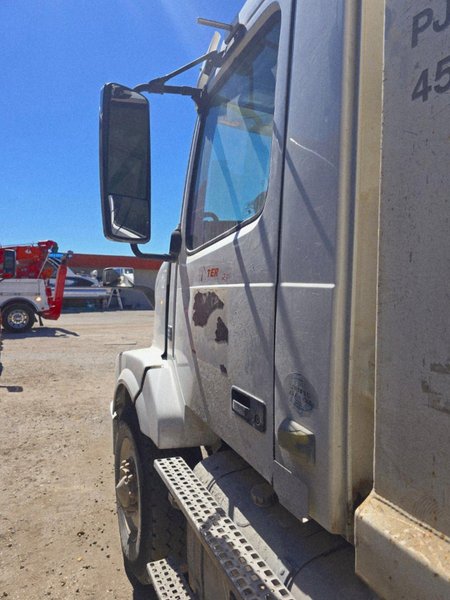 Volvo VNL Tri-Axle Dump Truck, 2012 – Volvo D13