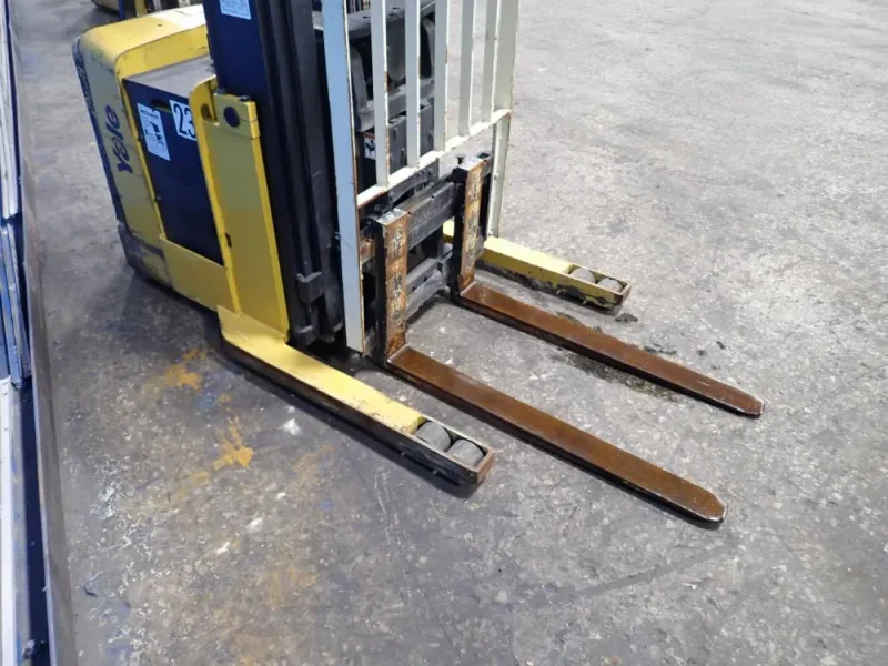 YALE 2800 LBS ELECTRIC STRADDLE LIFT  -  MRW030LEN24TE078