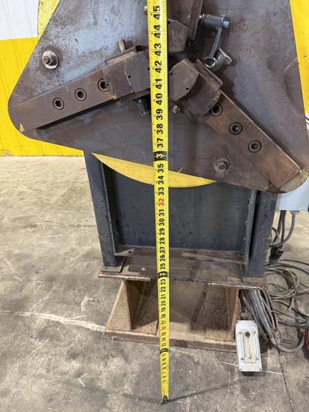 1,250 LB STINGER MODEL #P-1250 PIPE WELDING POSITIONER WITH 30" GRIPPER CHUCK: YOBRO #25216