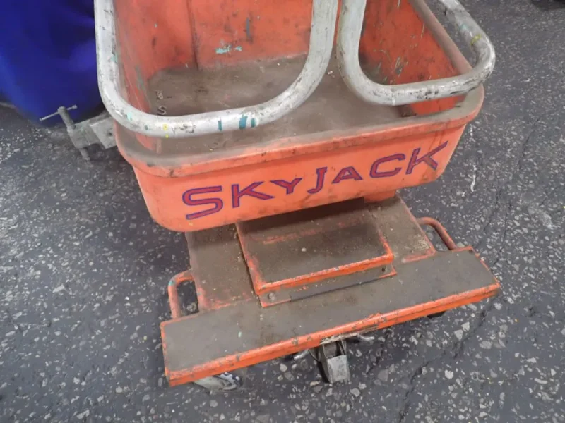 SKYJACK 350 LBS MANLIFT  -  SJP
