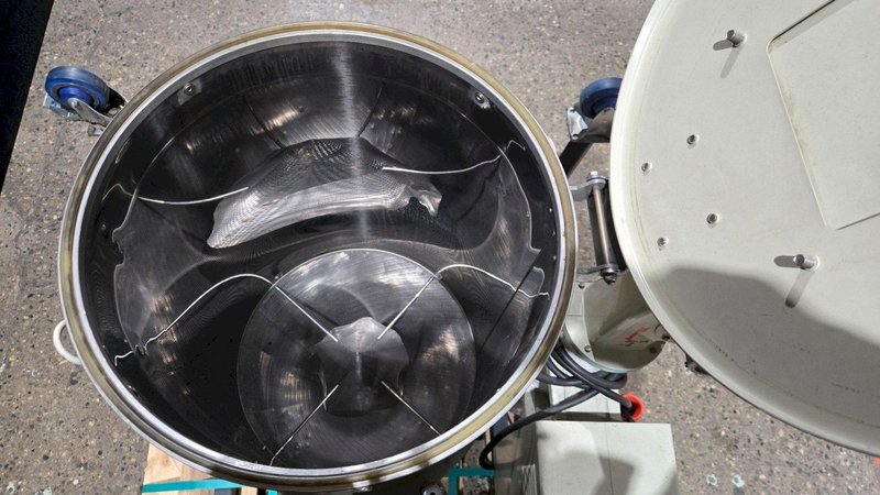 YANN BANG HD-T-50-3L HOPPER DRYER USED/DAMAGED CASTER 415V