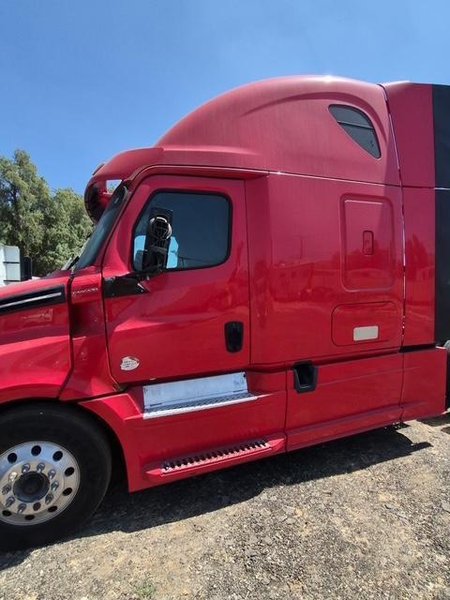 Freightliner Cascadia Sleeper Semi, 2019 – Tandem Axle Class 8 Tractor