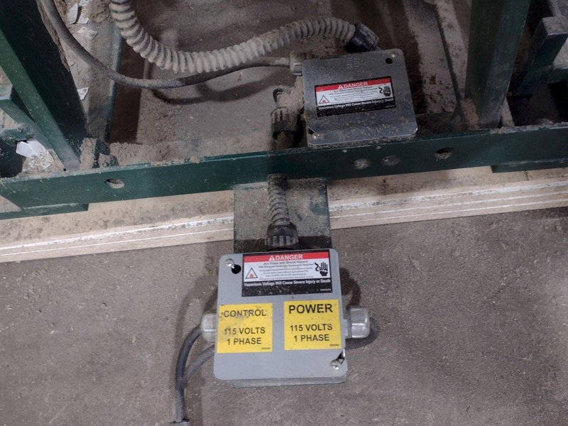 4,000 LBS X 60" X 30" SOUTHWORTH HYDRAULIC SCISSOR LIFT TABLE WITH 60X42 ROLLER CONVEYOR TOP, 110 VOLT: STOCK #20915