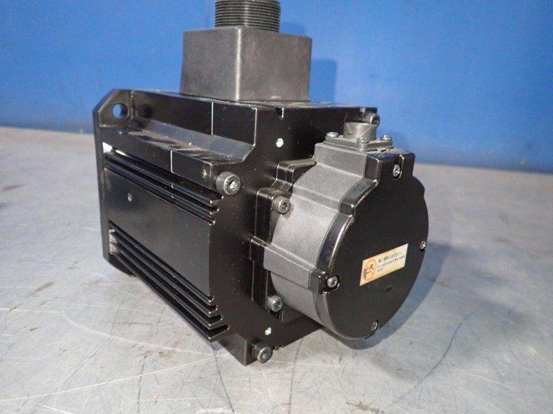 OMRON 0.9 KW AC SERVO MOTOR  -  R88M-K90010F-BS2