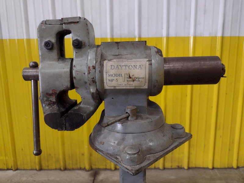 DAYTONA MACHINE VISE ON A MOBILE STAND: STOCK #23135