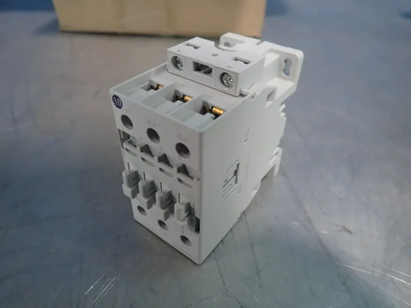 ALLEN-BRADLEY CONTACTOR  -  100-E26KD00