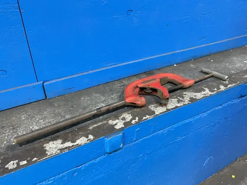 THE RIDGE TOOL COMPANY PIPE CUTTER   -  6-2