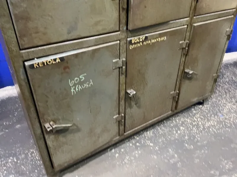STRONG HOLD 6 DOOR LOCKERS