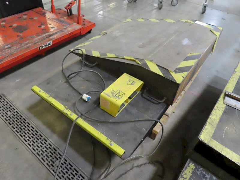 Globe International AA-2-36, 32" x 58" Scissor Table, 2000 LBS Lifting Capacity, Remote Foot Switch, Transition Ramp- Auction Item