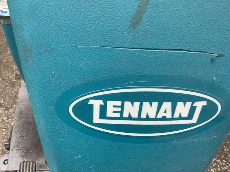 TENNANT 31 GALLONS FLOOR SCRUBBER   -  T7
