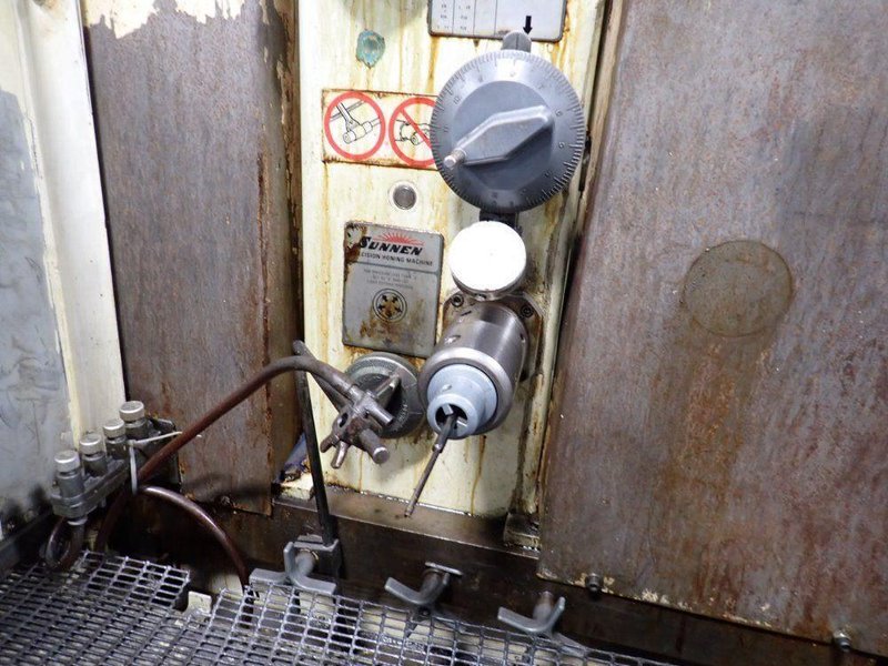 SUNNEN PRODUCTS COMPANY HONING MACHINE  -  MBB-1660-D