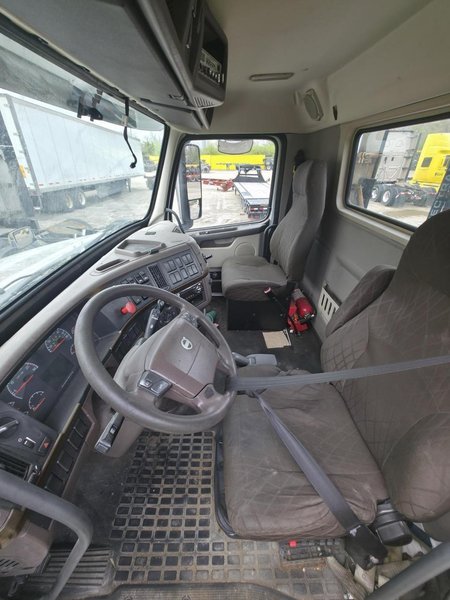 Volvo VNL Day Cab Semi Truck, 2015 – Volvo D13, I-Shift, Air Ride