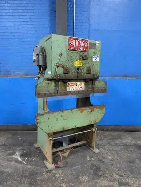 CHICAGO 11 TONS PRESS BRAKE   -  131