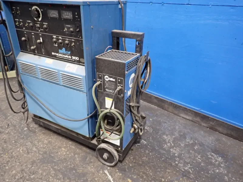 MILLER ELECTRIC MFG CO 300 AMPS WELDER  -  SYNCROWAVE 300
