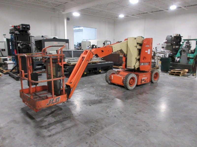 JLG E300AJ 30' Electric Articulating Boom Lift, 48V, 500 lb Capacity- Auction Item