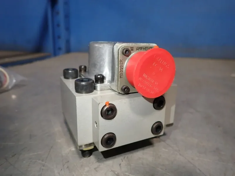 MOOG SERVO VALVE  -  J076-150