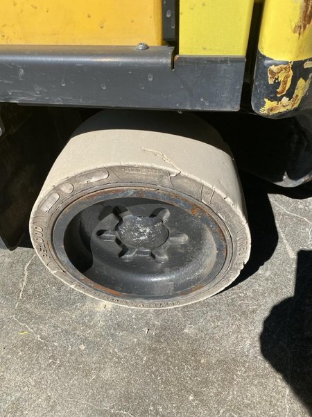 Hyster E70XN Electric Cushion Tire Forklift, 2021 – 7,000 lb Capacity, Sit-Down Rider (1)