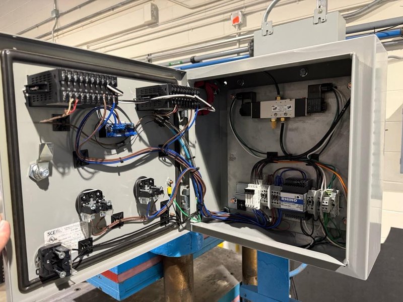 Stewart Bolling 200 Ton Heated Hydraulic Press with 24″ × 34″ × 9″ Platens – Refurbished Controls &amp; Pump