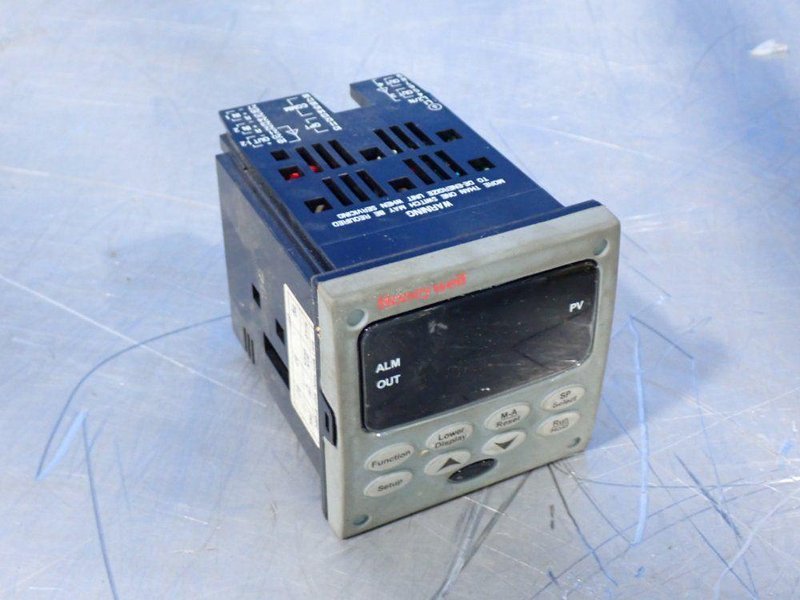HONEYWELL ELECTRONIC THERMOSTAT  -  DC2500-EE0L00-200-10000-E0-0