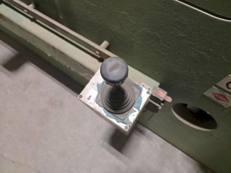 2001 BERCO PT250 TRACK PRESS WITH WTC ELECTRIC IMPACT WRENCH &amp; CONVEYOR: YOBRO #24374