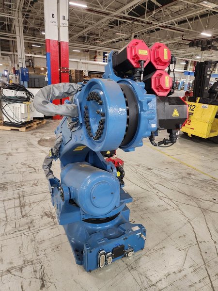 FANUC R200IC 165F A05B-1333-B201 W/ R-30IB PLUS CONTROLS A05B-2610-B022 USED