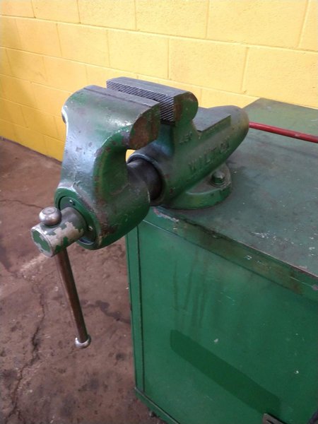 RIDGID 300 &amp; 925 PORTABLE PIPE GROOVER WITH TOOL BOX BENCH: STOCK #13035