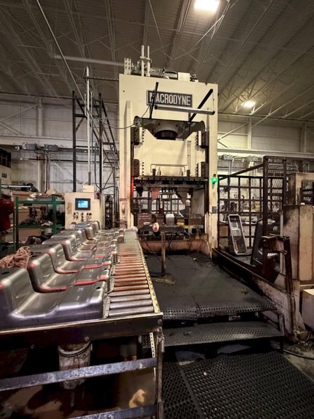 300 TON MACRODYNE STRAIGHT SIDE HYDRAULIC PRESS. STOCK # 0431526