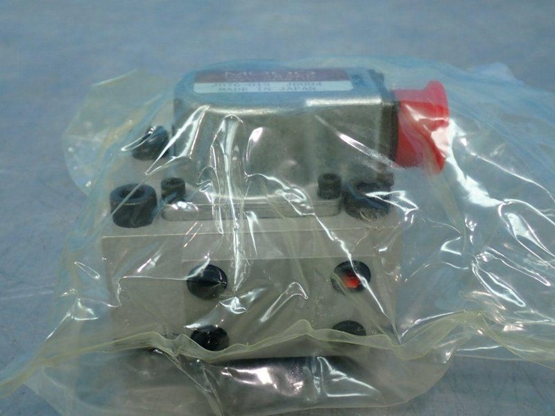 MOOG SERVO VALVE  -  J076-019