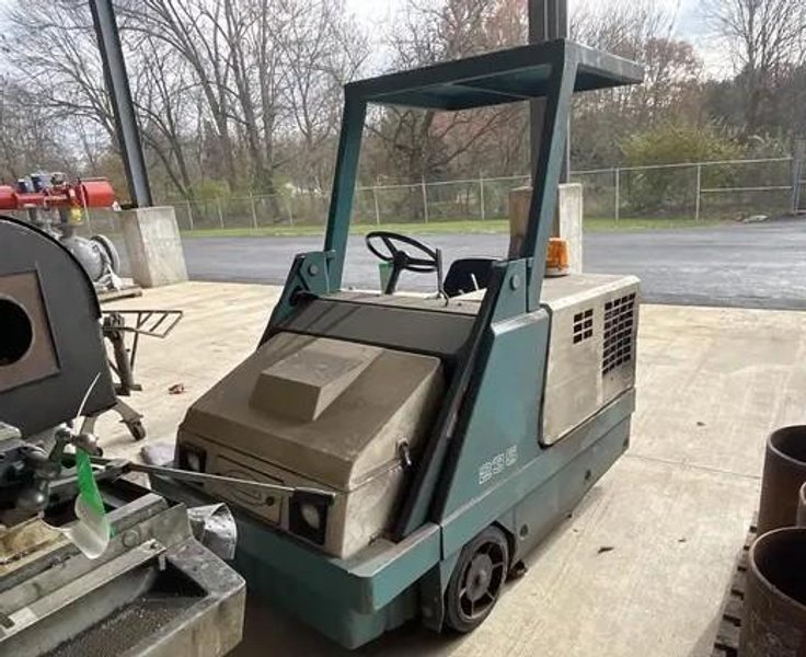 TENNANT RIDE-ON POWERED FLOOR SWEEPER: YOBRO #24572