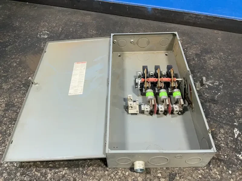 SQUARE D 400 A / 240 V GENERAL DUTY FUSIBLE SAFETY SWITCH  -  D325N