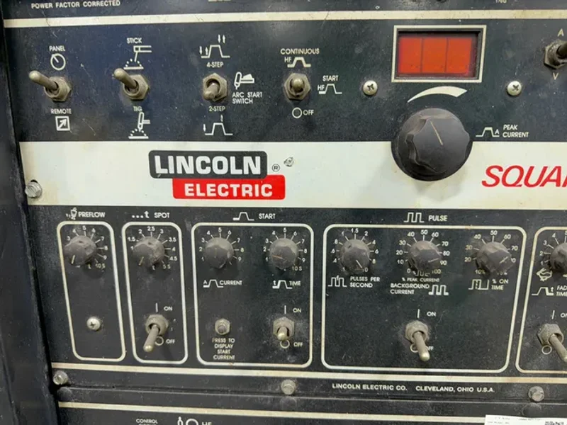 LINCOLN 350 AMP WELDER  -  SQUAREWAVE TIG-355