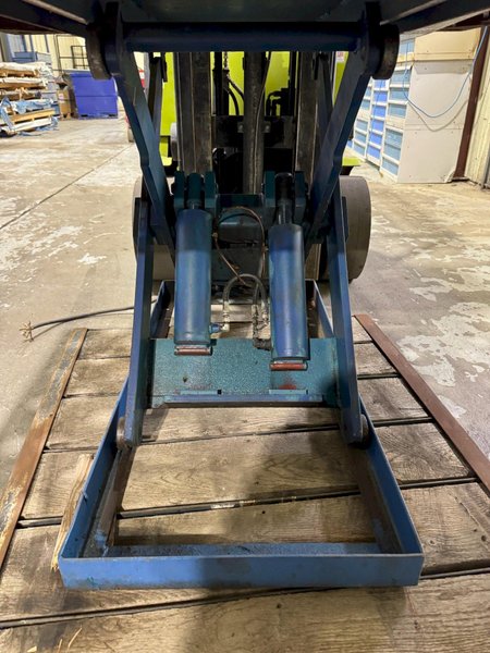 1 - PREOWNED 5' X 5' ACORN ELECTRIC WELDING LIFT TABLE