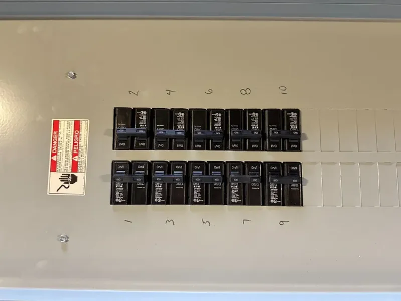 EATON PUB52881 400 AMP Main Breaker Load Center USED