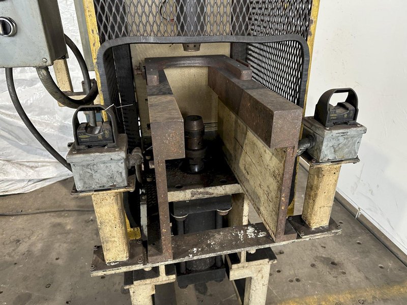 15 TON C-FRAME HYDRAULIC PRESS. STOCK # 0102523