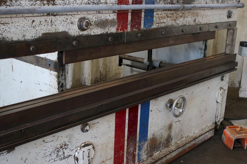 225 TON X 10&#039; PACIFIC HYDRAULIC PRESS BRAKE: STOCK #76324