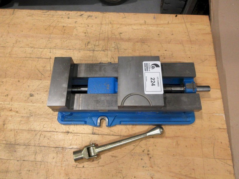 Kurt D688 6" AngLock CNC Milling Vise – w/ Handle- Auction Item