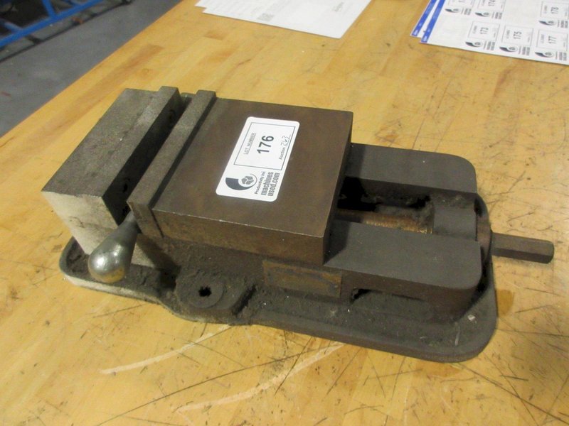 Kurt D-60 6&quot; Machine Vise W/ Jaws &amp; Handle- Auction Item