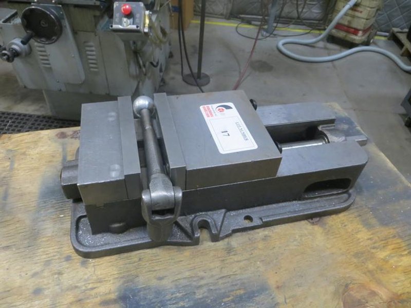 Kurt D675 Machine Vise w Steel Jaws and Handle- Auction Item