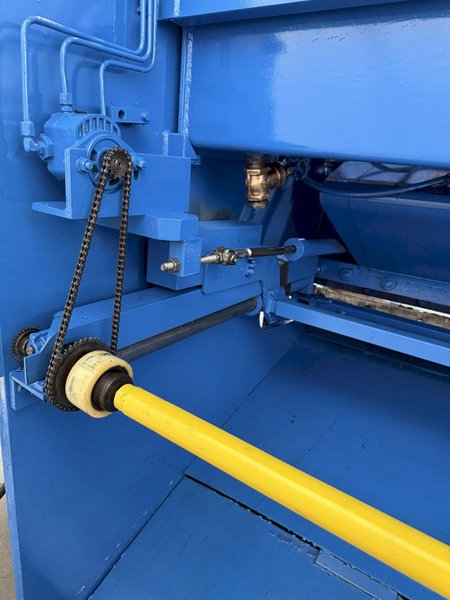 10’ X 1/4" PACIFIC MODEL #250B10 HYDRAULIC SHEAR. STOCK # 0665425