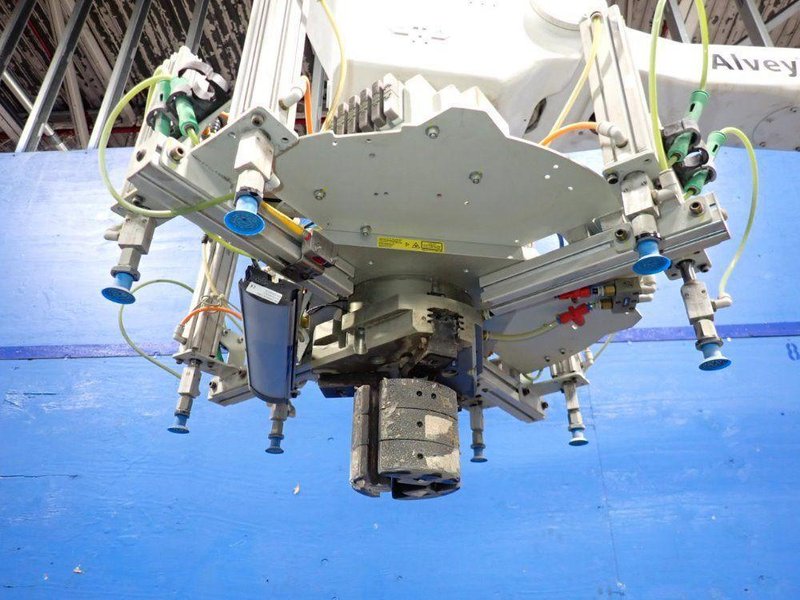 YASKAWA ELECTRIC CORPORATION ROBOT  -  MOTOMAN-MPL 160