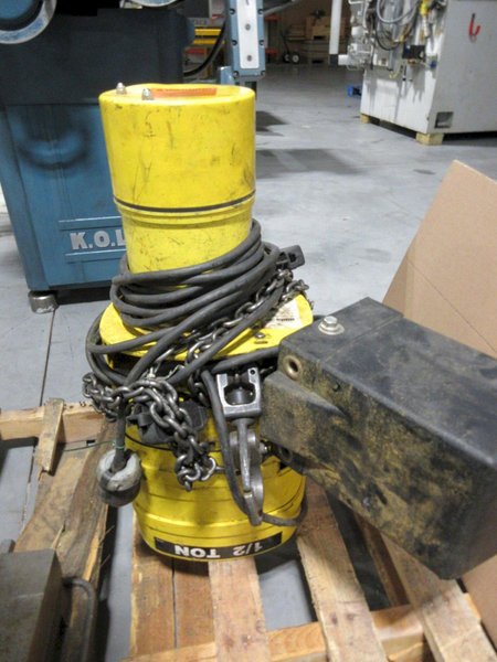 Yale KELC5016 1/2 Ton Electric Chain Hoist With Chain Catcher and Power Cord **No Control Pendant**- Auction Item