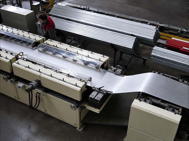 Jensen - Sandwich panel line for sectional gates
