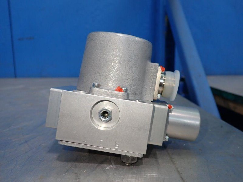 MOOG VALVE  -  D765-606