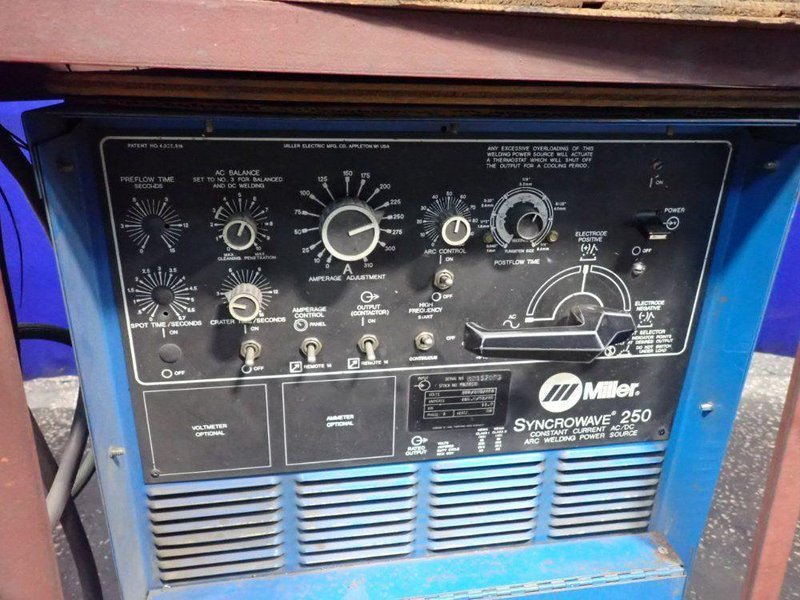 MILLER 200 A WELDER   -  SYNCROWAVE 250