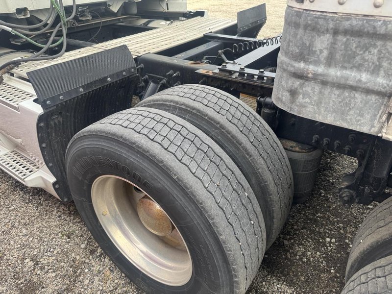 Volvo VNL Sleeper Semi Truck, 2023 – D13 Engine