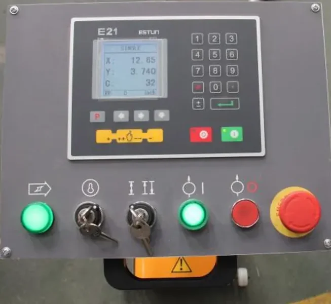 NEW 33 TON X 5' GMC MODEL HPB-3305CNC HYDRAULIC PRESS BRAKE