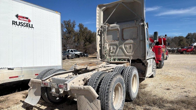 Freightliner Cascadia Semi Truck, 2018 – Non-Runner, No Keys, For Repair or Parts, Day Cab/Sleeper