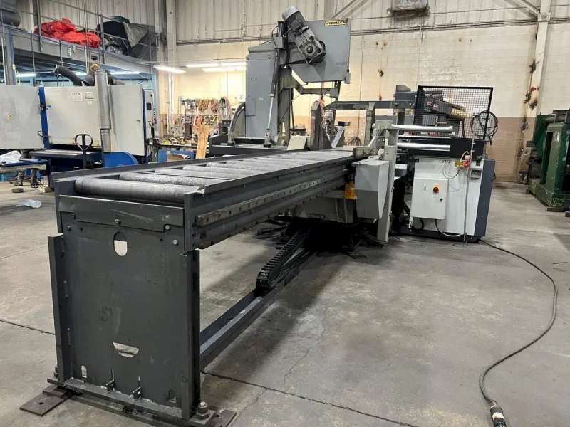 USED HYD-MECH 30" X 25" FULLY AUTOMATIC VERTICAL TILT FRAME BANDSAW MODEL V-25APC-120 WITH 62' OF POWERED CONVEYOR, Year: 2014