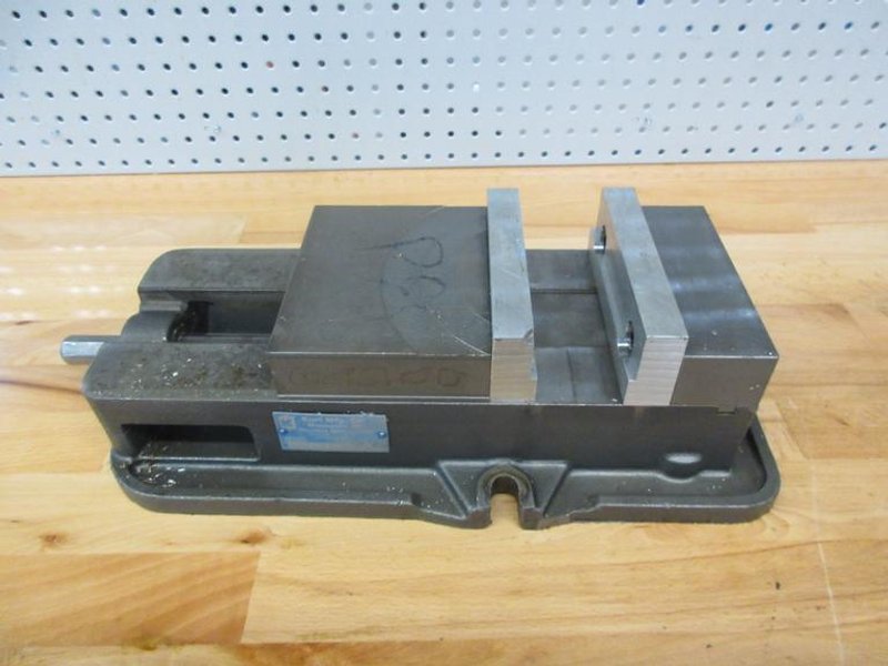Kurt D675 6&quot; Machine Vise with Aluminum Jaws- Auction Item